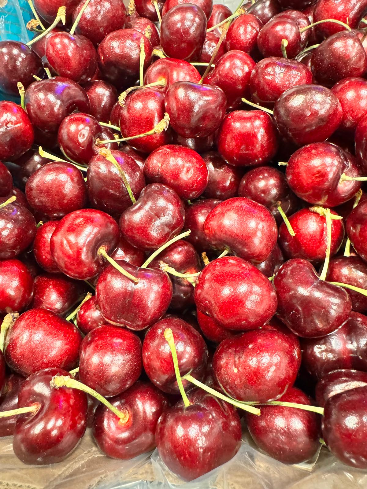 Cerejas frescas na banca da mercearia