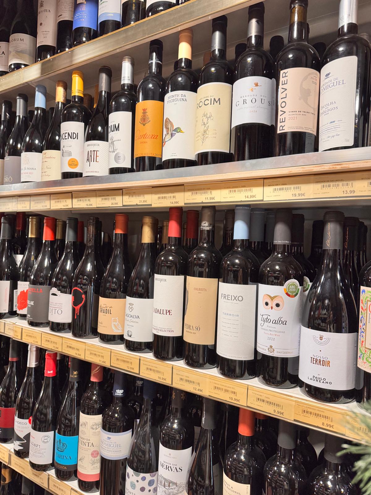 Prateleiras com seleção de vinhos